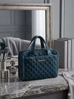 Final Sale ‼️Blue Velvet Quilted Makeup And Jewlery Organizer Bag